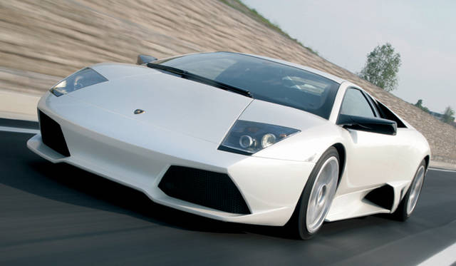 <br>スチールのフレーム構造に、カーボンファイバーなどによって軽量化を図ったムルシエラゴのボディ。風洞実験を重ねることで優れたエアロダイナミクスを実現する。