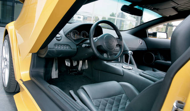 <br>スーポースポーツらしい低い着座位置を提供するムルシエラゴのシート。写真はマニュアル仕様だが、“eギア”と呼ばれるセミ・オートマチックが用意されるのは他のモデル同様である。