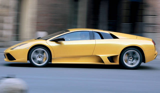 <br>新しいデザインのアルミホイールには、前245/35ZR18、後335/30ZR18のピレリPゼロ ロッソが装着される。