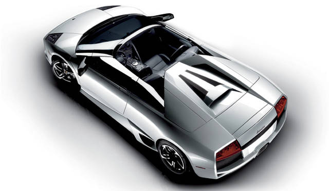 <br>雨などに備えて脱着式のソフトトップを持つが、基本的にはオープンでの走行を重視したデザインを採用。その潔さがムルシエラゴ ロードスターの魅力を高める。