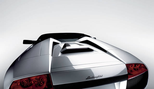 <br>オープンモデルとはいえ、クーペに匹敵する走行性能を有する。クーペモデル同様、現在は最新の6.5リッターV12を搭載し、0-100km/h加速もクーペと同一の3.4秒を叩き出す。