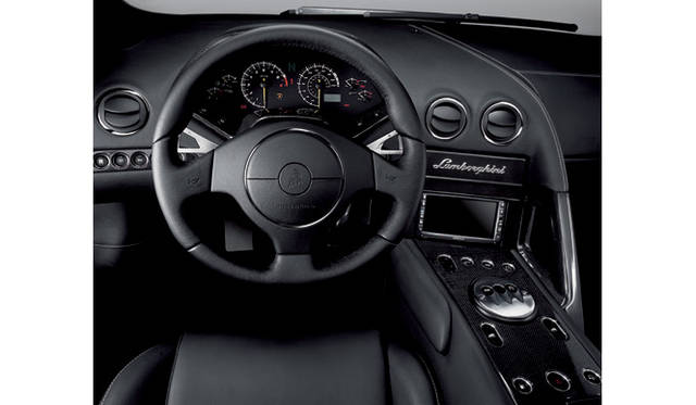 <br>インストルメントパネルはドライバーに向けられたスポーティなデザイン。ロングドライブに適して各種の快適装備も標準で提供される。