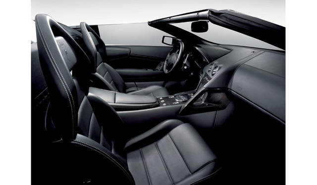 <br>ランボルギーニのフラグシップらしい上質なインテリア。ギアボックスはマニュアルの他に、写真のeギアが選択可能。