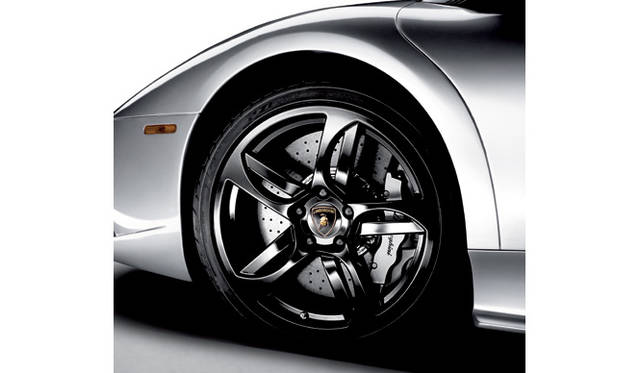 <br>タイヤは前245/35ZR18、後335/30ZR18のピレリPゼロ ロッソが標準で装着される。オプションでPゼロ コルサを選ぶことも可能。前380×34mm、後355×32mmのブレーキが頼もしいストッピングパワーを提供する。