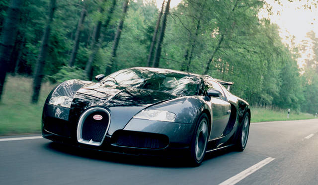 <br>2005年の東京モーターショーで正式に発表されたブガッティ・ヴェイロン。今世紀最初で最後のスーパースポーツとの誉れ高き存在だ。