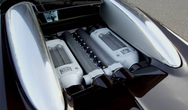 <br>キャビン後方に搭載される8.0リッターW16エンジン。フォルクスワーゲングループが誇る高性能コンパクトユニットのW8やW12の延長線上にあるW16は、1001ps、1200Nmという圧倒的パフォーマンスを備える。