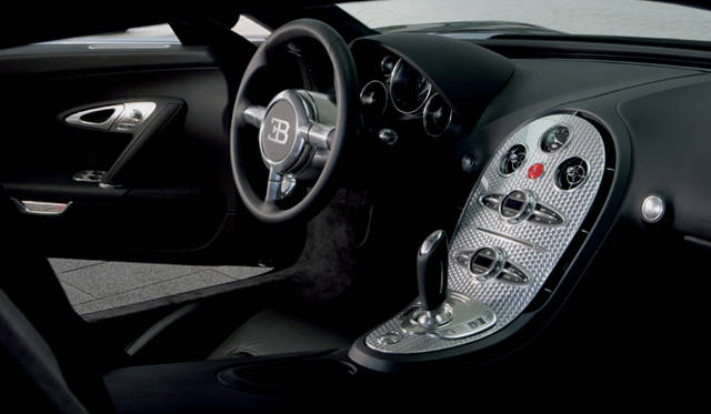 <br>スーパースポーツにふさわしく、最高の素材が惜しみもなく使われるヴェイロンのコクピット。極上のレザーとアルミ素材の組み合わせが、エレガンスとスポーツを巧みに演出する。