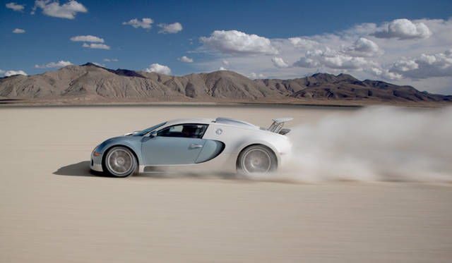 <br>通常は格納状態にあるリアウイングは、220km/h以上の速度で自動的にせり上がり、強力なダウンフォースを発生する。また、200km/h以上からのブレーキングでは、大きくポップアップしてエアブレーキの役目も果たす。