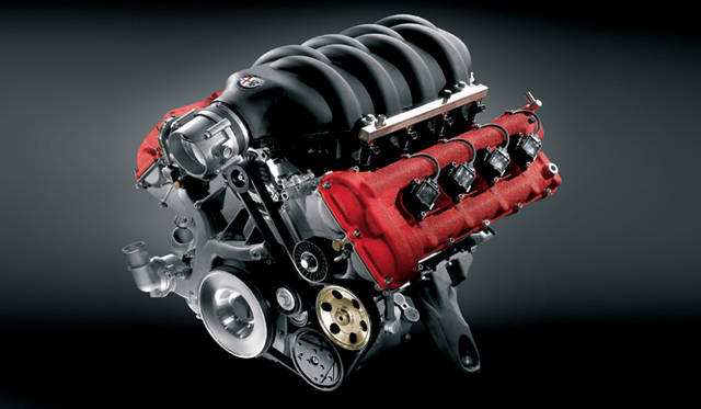 <br>エンジンはフェラーリやマセラティに由来する4.7リッターのV8。「8C」のネーミングが、このクルマにおけるエンジンの重要性を物語る。