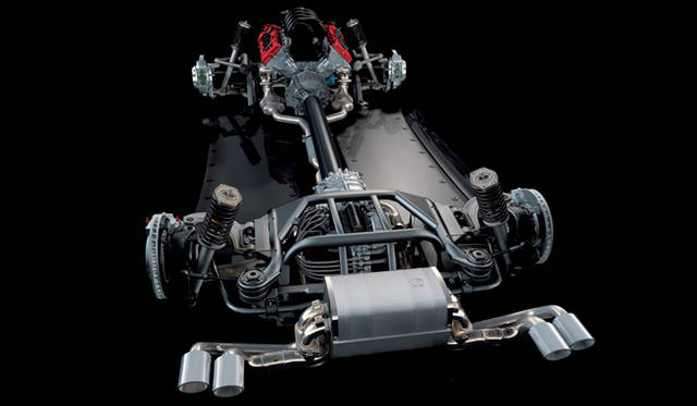 <br>フロントエンジン、リアドライブのレイアウト。注目は、ギアボックスをリアデフの直前に配置するトランスアクスルの採用で、前後重量配分の適正化を図っている。