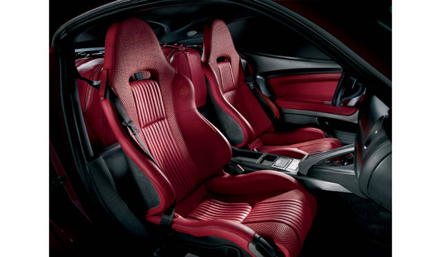 <br>最高級モデルにふさわしい豪華なインテリア。シートは2名分のみで、その後ろには荷物を置くためのスペースが用意される。