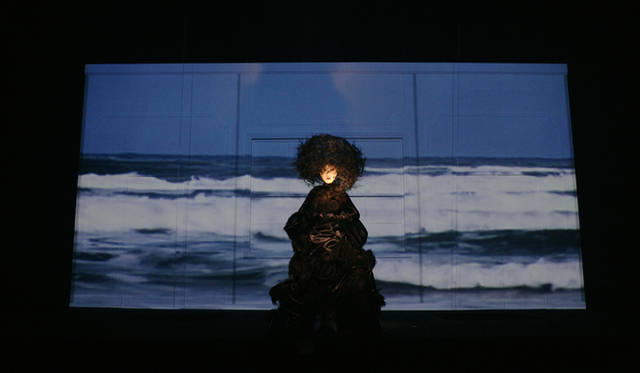 トップスはラバー素材のタイトなシルエットに、ボトムはタフタ生地にドレープを寄せたボリューム感が印象的なドレス。