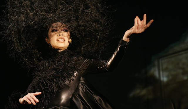 顔をおおってしまうほどの大きなヘッドドレス（フィリップトレーシー）をかぶり、舞台の海の映像と相まって、まるでマグリットの絵画よう。