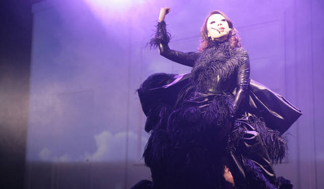 全体にオーストリッチの黒羽根をふんだんに散りばめた、「黒い花嫁」。