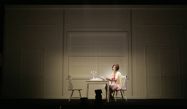 白地のコットン生地に、ドレスキャンプのオリジナルテキスタイルの「花柄」が印象的。