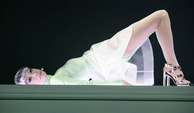 蛍光グリーンのストレッチ素材に、特殊な透明ラバーをドットプリンとしたレオタード。