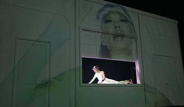 ライトボックスの上でポーズを取りつづける様は、SF映画のよう。