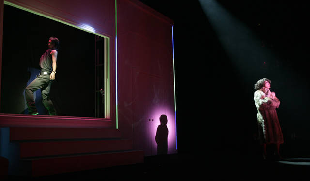 「年下の男」との恋愛をテーマにしたシーン。