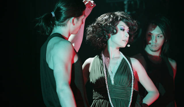 シンプルな形で上品な女性を印象づける。