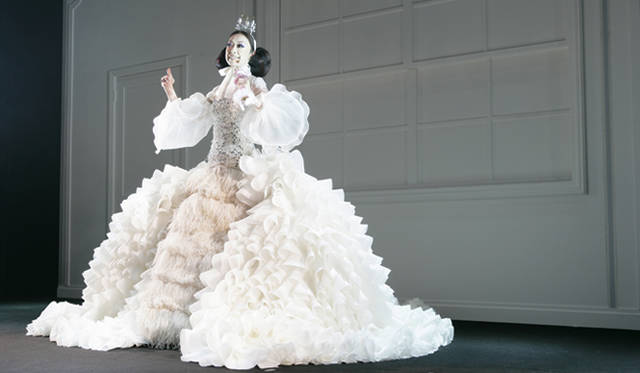 ラストを飾ったのは、トップスに白く輝く無数のスワロフスキー、ボトムがオーストリッチでうめつくされた白ドレス。