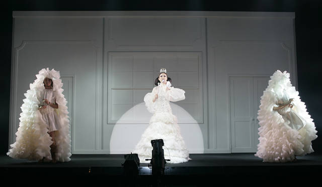 ヘッドには、ブラウンダイヤが輝くティアラをのせて。