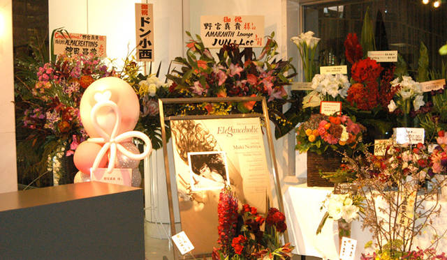 会場にとどけられたたくさんのお花たち。