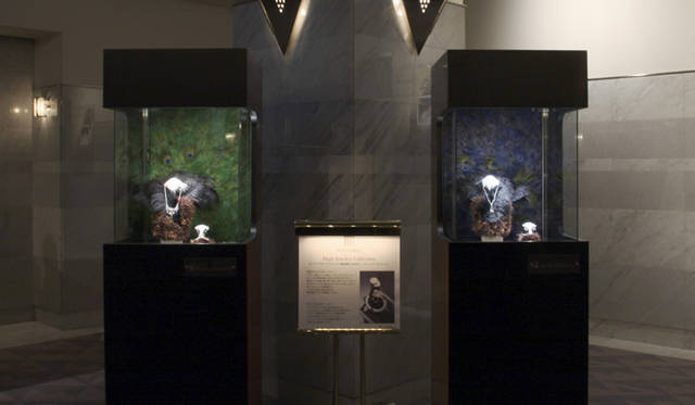 舞台上や宣伝美術なとで登場したジュエリー。