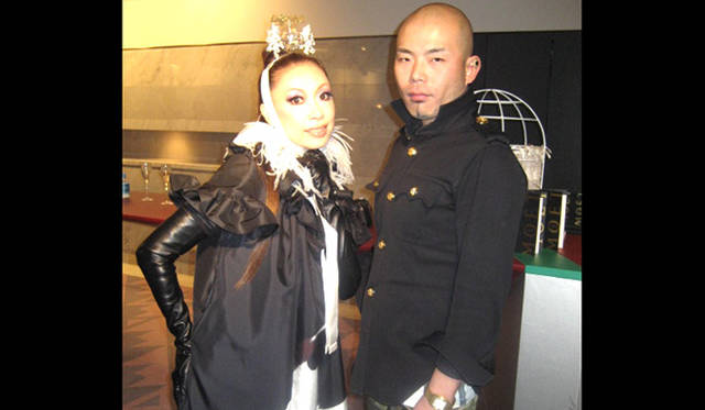 衣装担当の岩谷俊和氏（右）