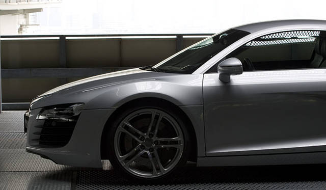 <br>骨格は、高級・高性能車でしか採用されない高剛性かつ軽量なアルミボディ「アウディ・スペース・フレーム（ASF）」で構成。