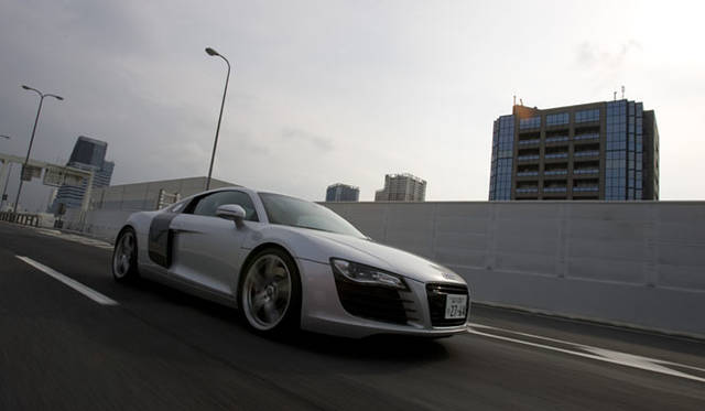 <br>エンジンを後輪軸前にマウントし、軸荷重量配分を前44：後56に設定。