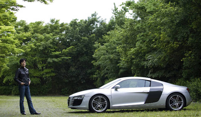 <br>ロボットデザイナーの松井龍哉氏とともに。