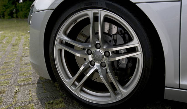 <br>ストッピングパワーも増強。前輪8ピストン、後輪4ピストンのブレーキが奢られる。