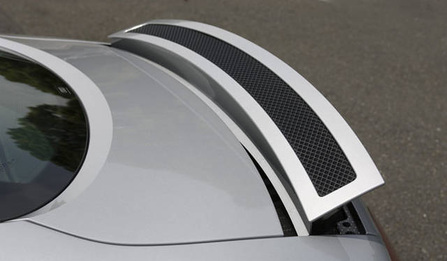 <br>リアスポイラーは、100km/hを超えると自動的に立ち上がる。また100km/hに満たなくてもボタンを押せば可動。