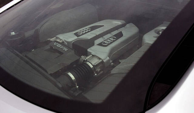 <br>リアウィンドウ越しに見えるのは、直噴技術を用いた4.2リッターV8「FSI」エンジン。