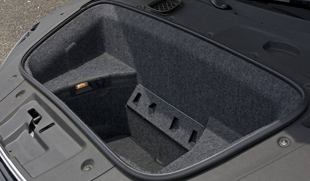 <br>エンジンはキャビン後方にあるため、トランクは前方に設けられる。容量は100リッター。