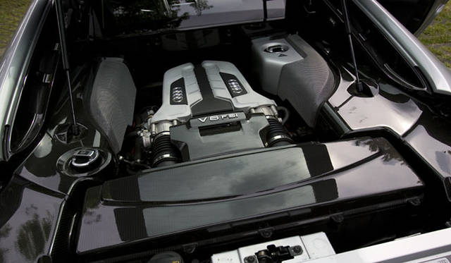 <br>7800回転で420psのパワーと、4500から6000回転のあいだで43.8kgmのトルクを発生。