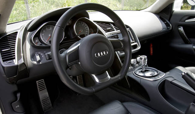 <br>足上がフラットなステアリングホイールがスポーティ。その裏には手元でシフトアップ＆ダウン可能なパドルが備わる。