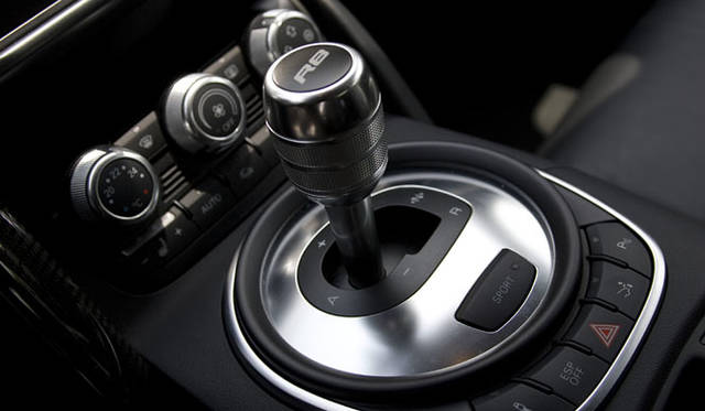 <br>トランスミッションは「Rトロニック」と呼ばれる、クラッチペダルのない6段シーケンシャル。オートマチックモードとマニュアルモードに加え、好スタートを決めるローンチコントロール機能をもつ。