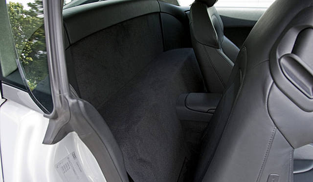 <br>ドライバー＆パッセンジャーシートの裏には、90リッターのスペース。その後ろにはエンジンが搭載される。