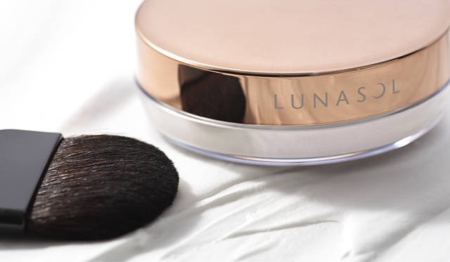 藤原美智子さんが選ぶ、スター＆名品アイテム｜ルナソル シャイニングパウダー N WT01