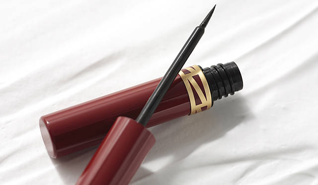 藤原美智子さんが選ぶ、スター＆名品アイテム｜アルビオン ステイブル リクイッド アイライナーBK10