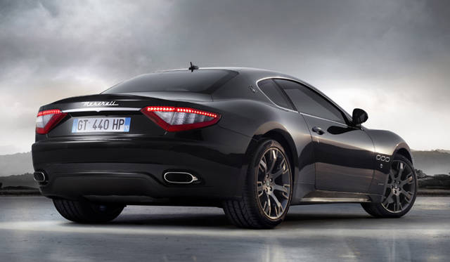 <br>フロントエンジン・リアドライブのグラントゥーリズモSでは、前後重量配分の適正化を図るために、ギアボックスをリアデファレンシャル直前に配置するトランスアクスルを採用。前47：後53の重量配分を実現した。