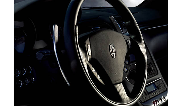 <br>グラントゥーリズモSのギアボックスは、乾式ツインプレートクラッチを持つマニュアルベースのシーケンシャルタイプ。スポーツ-MCシフトなら、シフトチェンジの時間はわずか0.1秒。もちろん、オートマチックとしても使える2ペダルシステムだ。