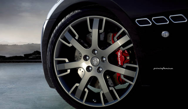 <br>ブレーキは、ブレンボ社と共同開発したデュアルキャストフロントディスクを搭載。鋳鉄とアルミニウムを融合させることで、耐熱性と軽量化を両立する。