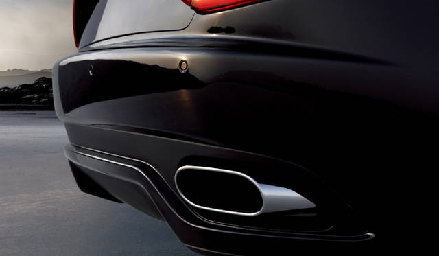 <br>グラントゥーリズモSのパワーユニットは、4.7リッターV8。あのアルファ8Cコンペティツィオーネに積まれるエンジンと基本構造は共通。最高出力440ps/7000rpm、最大トルク490Nm/4750rpmを発揮。専用のエギゾーストシステムはふたつのバイパスバルブを電子制御して、ここぞという場面ではスポーティなサウンドを響かせることが可能だ。