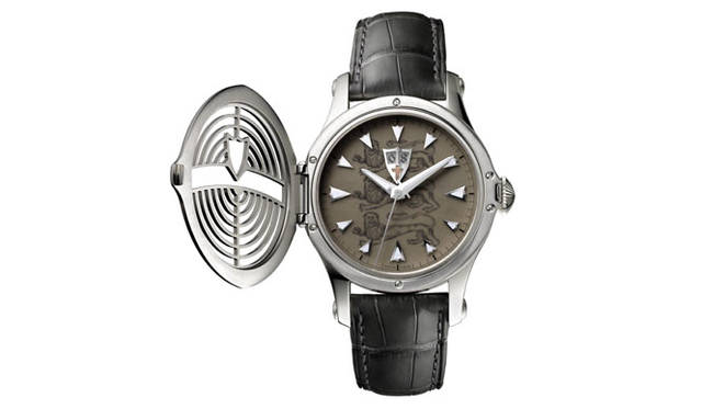 キング・アーサー物語をモチーフにした、ダンヒルらしいウィットに富んだ「パロディストーン」。有徳の魔法使いマーリンの剣（エクスカリバー）の刃をミニアチュール化した時分針や、盾の形をしたビッグデイト、鎧をモチーフにしたヴァイザーを装備している。黒曜石を使用した文字盤には、イギリス王家の紋章である「３頭のライオン」を刻印。