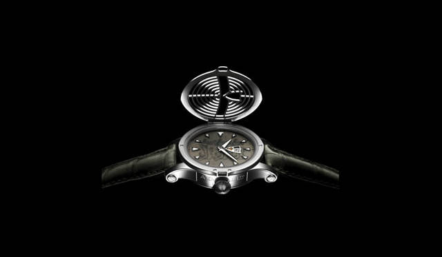 「パロディストーン」のヴァイザーは、騎士伝説というコンセプトを体現するだけでなく、フラットなサファイアクリスタル風防を衝撃から保護するための機能的な役割も果たす。ハンドメイドでカッティングされており、ヒンジによってケースに固定されている。