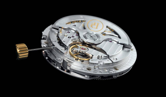 <strong>PARMIGIANI　FLEURIER｜パルミジャーニ・フルリエ</strong>　「カルパグラフ」に搭載されるクロノグラフ・ムーブメント「Cal.PF334」。クロノグラフ・モジュールを追加した「２階建て構造」を採用するため、同社にしては比較的リーズナブルな価格設定に抑えることができる。