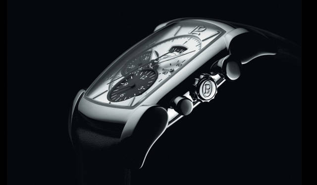 <strong>PARMIGIANI　FLEURIER｜パルミジャーニ・フルリエ</strong>　特有の曲線フォルムを持つ「カルパ」シリーズだが、クロノグラフ・ムーブメント（厚さ11.0mm）を搭載しても、その優美な姿に変わりはない。