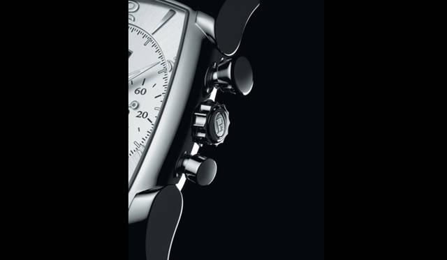 <strong>PARMIGIANI　FLEURIER｜パルミジャーニ・フルリエ</strong>　独特の丸みを帯びた美しいポリッシュケースに、クロノグラフを制御するプッシュピースをスマートに配置。